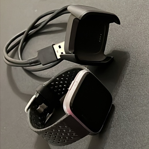 Fitbit Versa Heath & Fitness Smart Watch - Picture 13 of 15